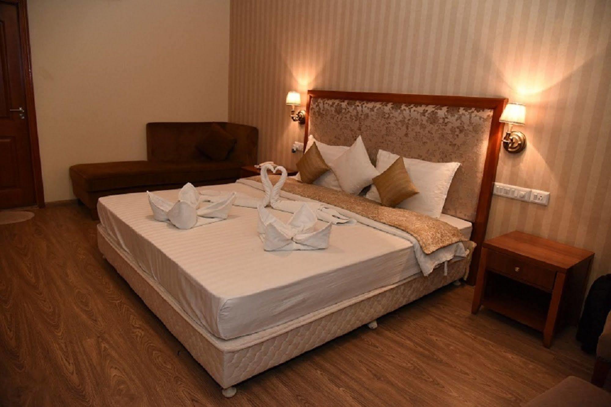 Palm Green Club Resort Jetalpur Екстер'єр фото