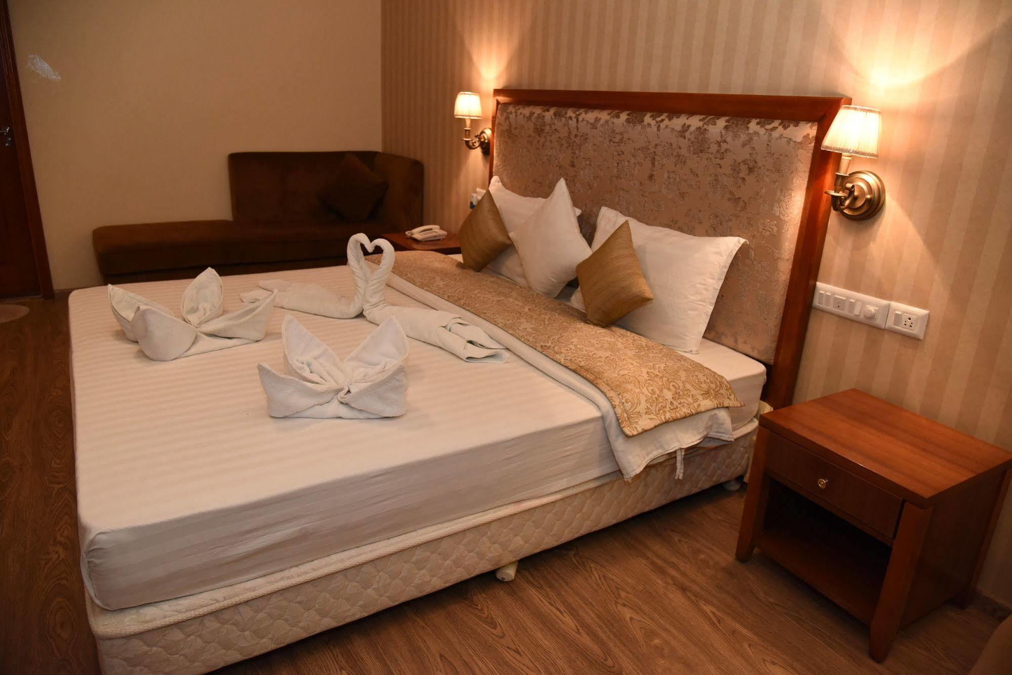 Palm Green Club Resort Jetalpur Екстер'єр фото