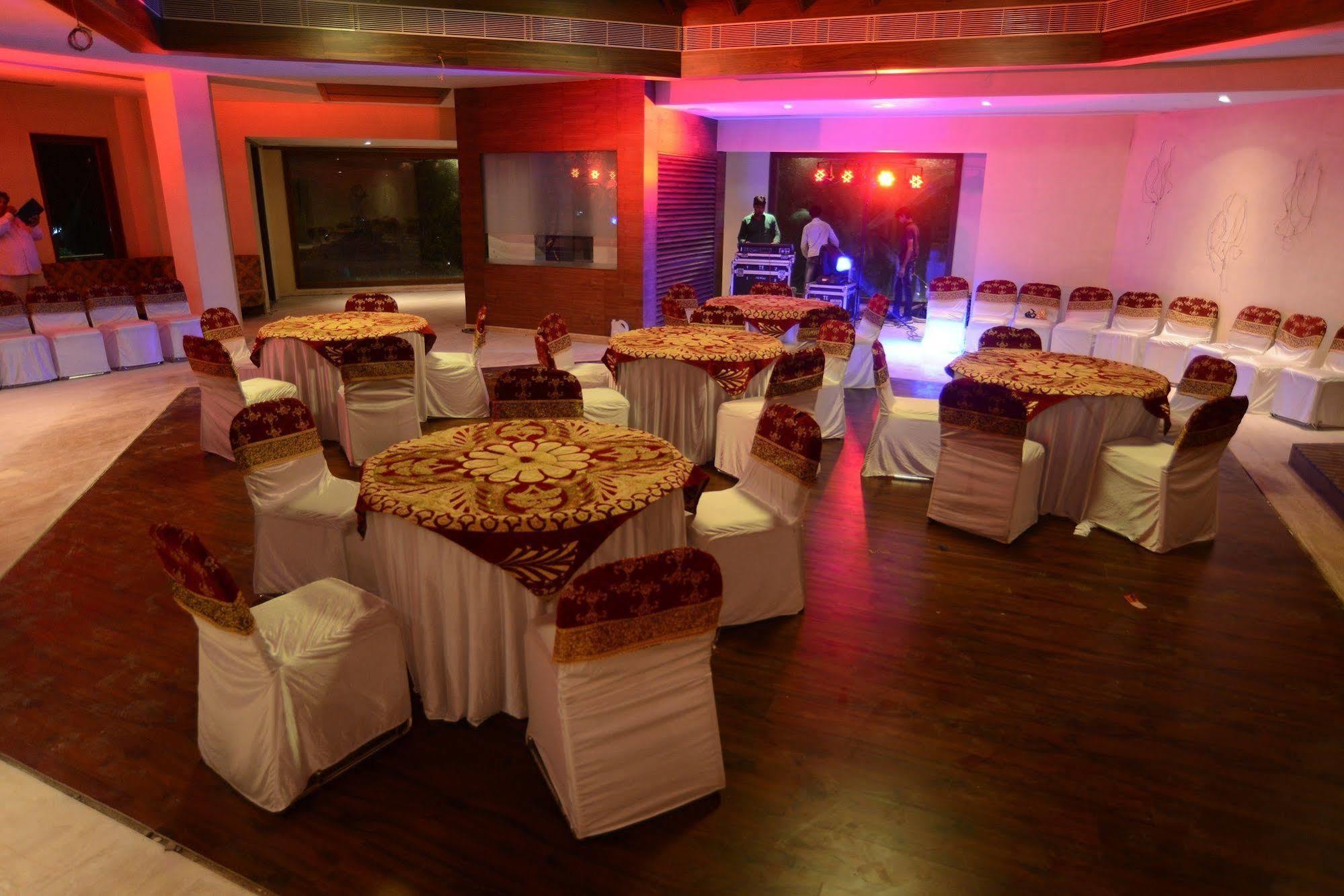 Palm Green Club Resort Jetalpur Екстер'єр фото