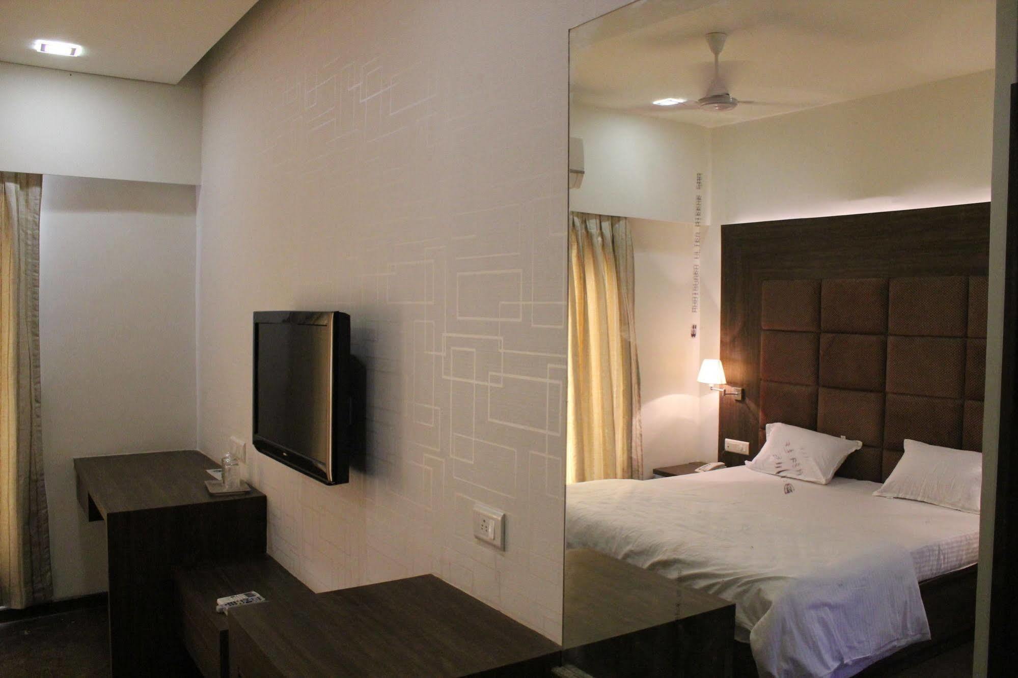 Palm Green Club Resort Jetalpur Екстер'єр фото