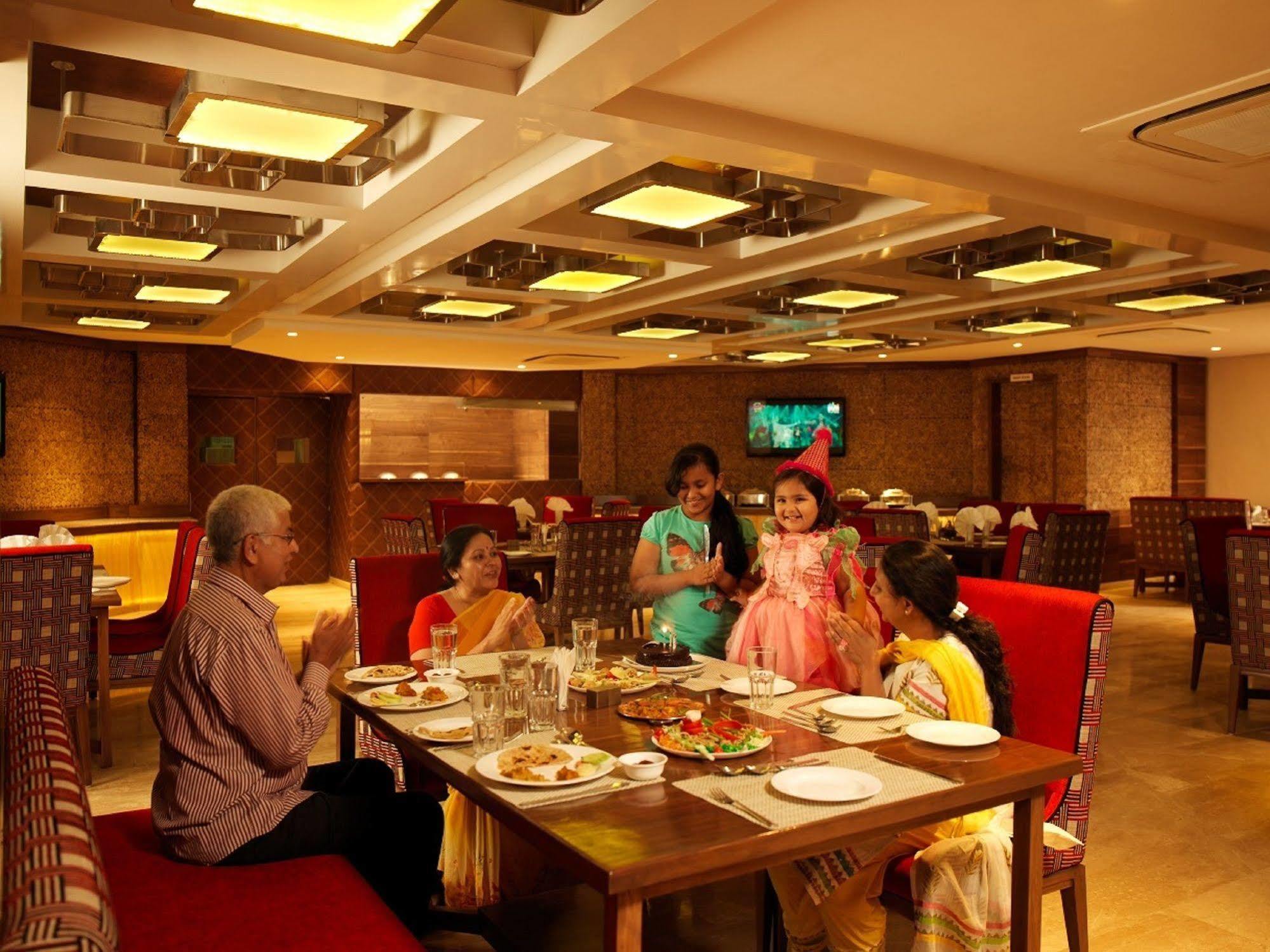Palm Green Club Resort Jetalpur Екстер'єр фото