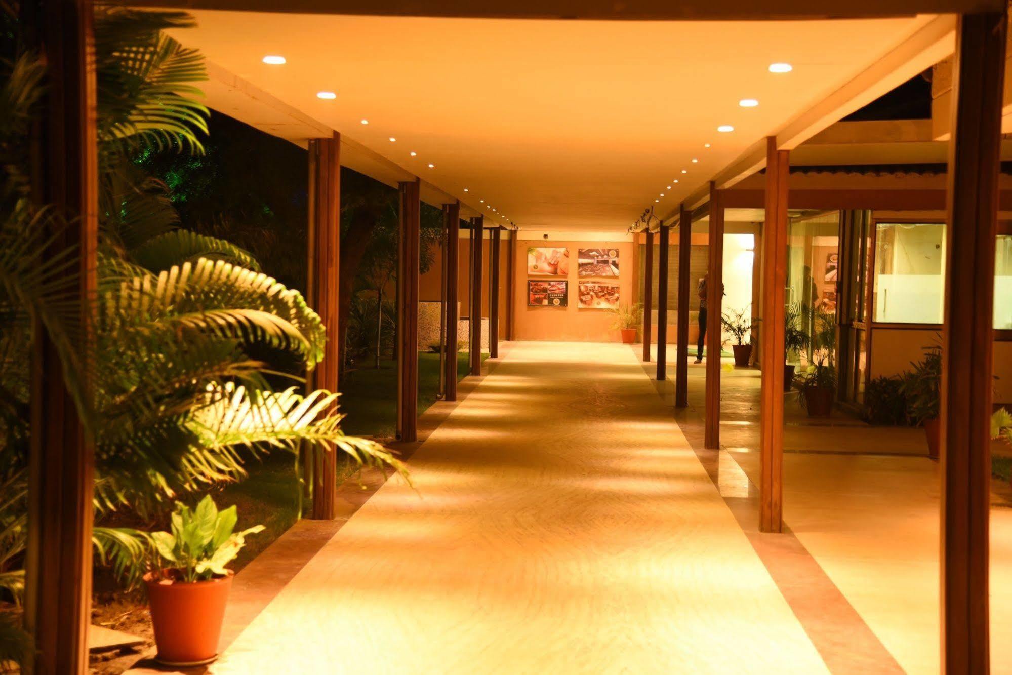 Palm Green Club Resort Jetalpur Екстер'єр фото