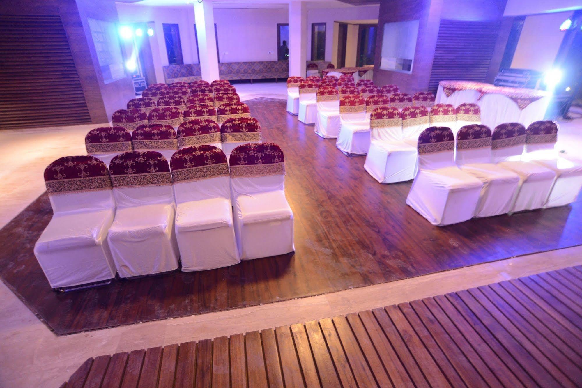 Palm Green Club Resort Jetalpur Екстер'єр фото